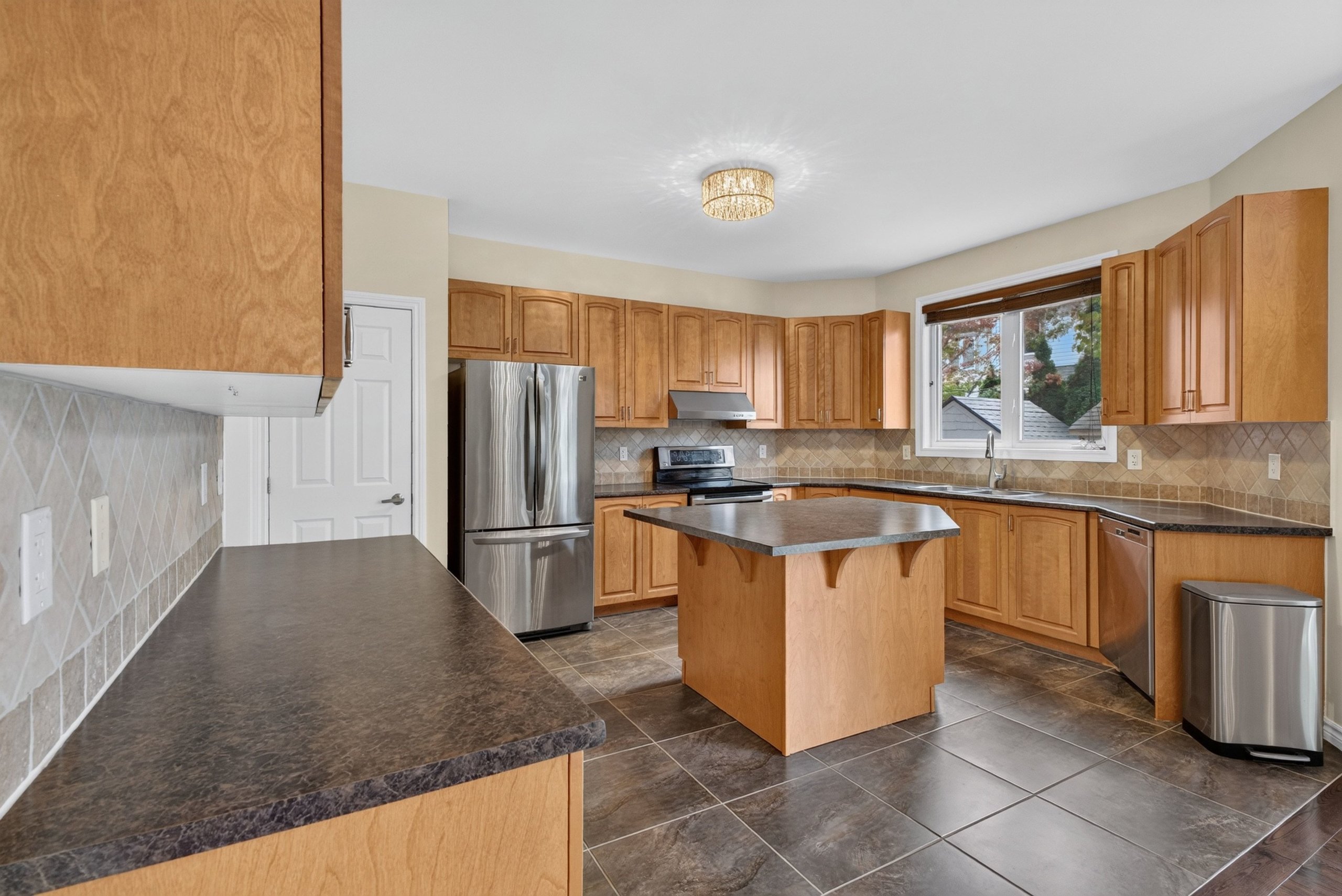Kitchen with centre island